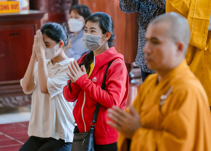 Du khách thành khẩn Bái sám hồng danh trước bàn thờ chư Phật