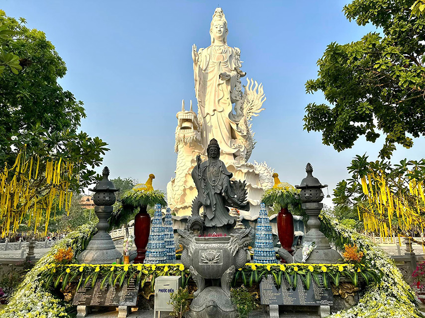 Lư hương và lễ vật cúng bái trước tượng Phật Quán Thế Âm tại chùa Thiền Lâm Gò Kén