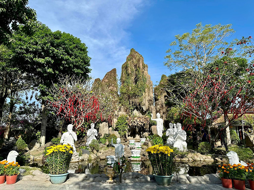 Vườn Lâm Tỳ Ni tại chùa Thiền Lâm Tây Ninh vào ngày xuân