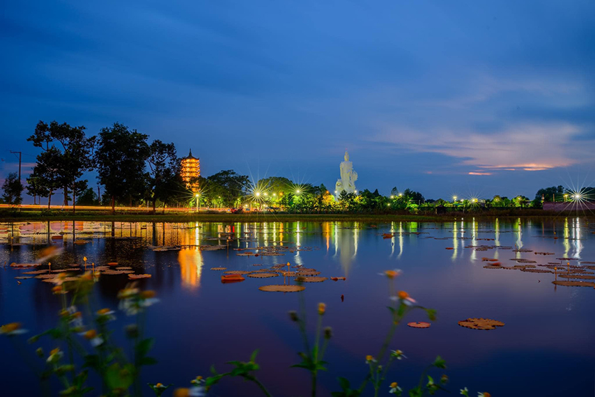 Ánh đèn rực rỡ phản chiếu quần thể kiến trúc trang nghiêm tại chùa Gò Kén ở Tây Ninh