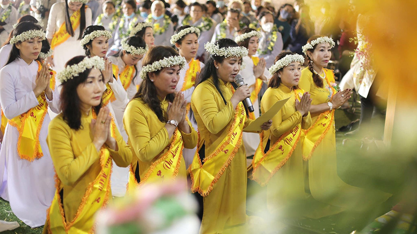 Các nữ Phật tử tỏ lòng thành kính với Đức Từ Phụ Thích Ca Mâu Ni nhân dịp lễ Vu Lan báo hiếu