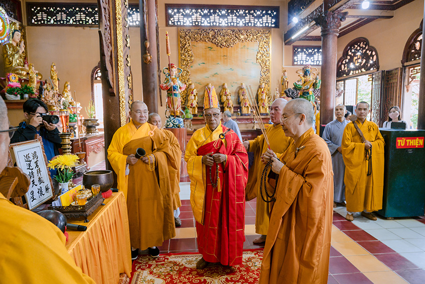 Các bậc cao tăng chùa Bà tiến hành các nghi lễ truyền thống