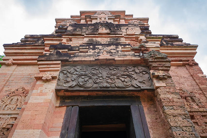 Mặt cửa chính tòa tháp có nhiều chi tiết được chạm khắc tinh xảo