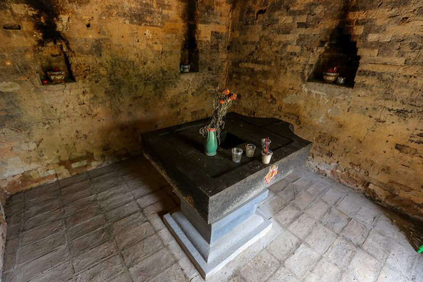 Bên trong Tháp cổ Bình Thạnh gồm một chiếc bàn đá và các ban thờ thần linh ở các vách tường