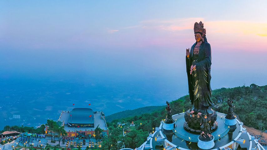 Tượng Phật Bà Tây Bổ Đà Sơn trên đỉnh núi Bà Đen
