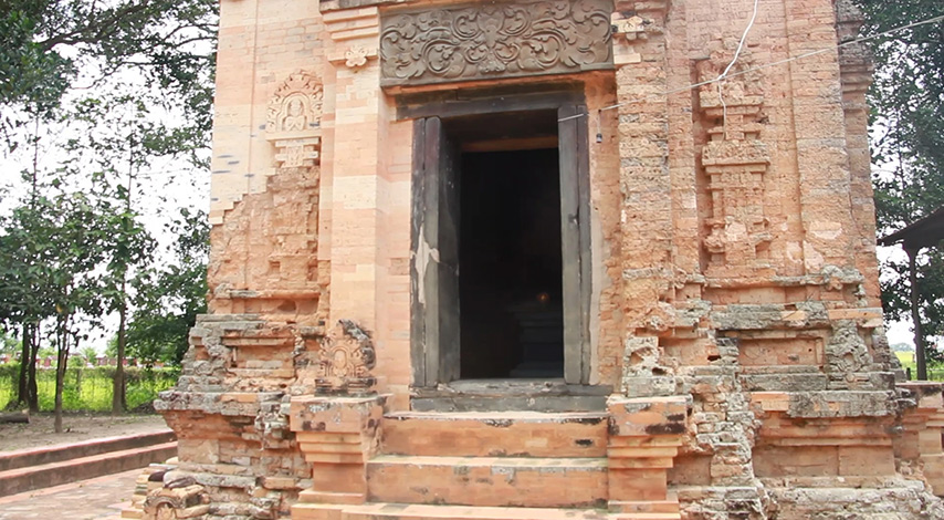 Trên cửa chính và xung quanh chân tháp được chạm khắc hoa văn tỉ mỉ 