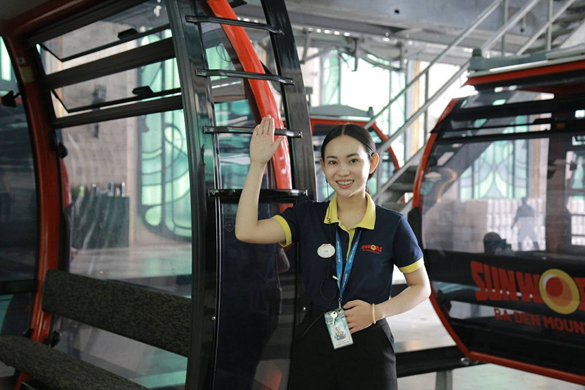 Hướng dẫn viên Sun World hướng dẫn du khách quy trình mua vé trực tiếp tại Ga Bà Đen 