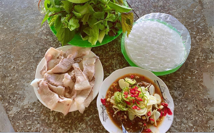 Ở Tây Ninh, mắm chua không thể thiếu được thịt luộc và bánh tráng