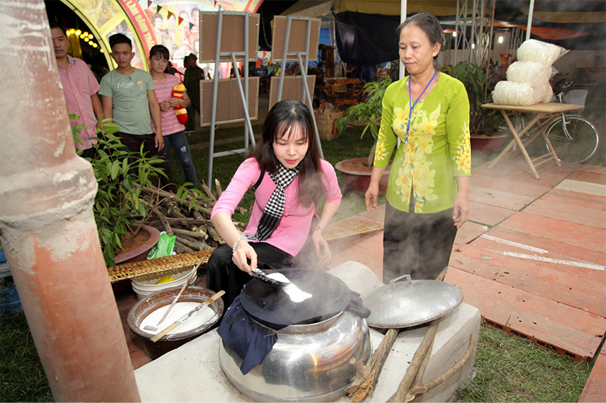 Du khách thử nghiệm tráng bánh tại Festival bánh tráng phơi sương Trảng Bàng 