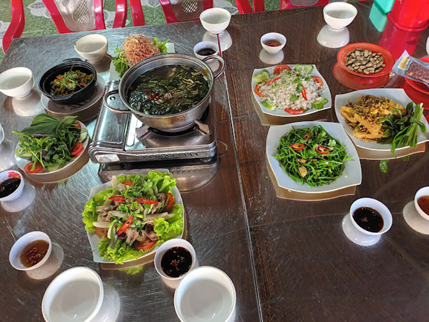 Bàn tiệc hấp dẫn được phục vụ tại quán bò tơ Hương Loan