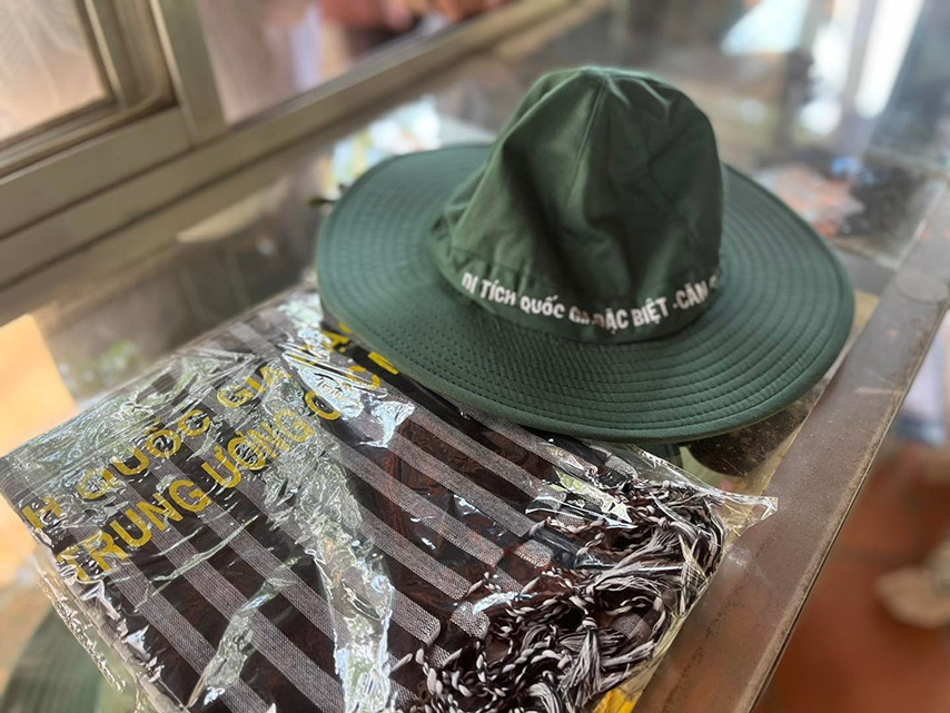 Khăn rằn và chiếc mũ xanh rêu mang dấu ấn của người chiến sĩ Việt Nam 