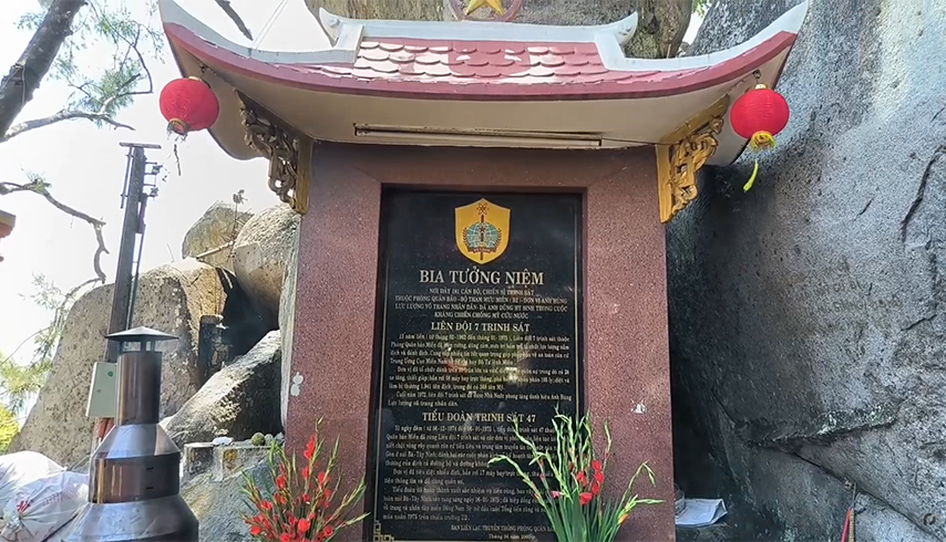 Khu vực bia tưởng niệm của chùa Linh Sơn Long Châu 
