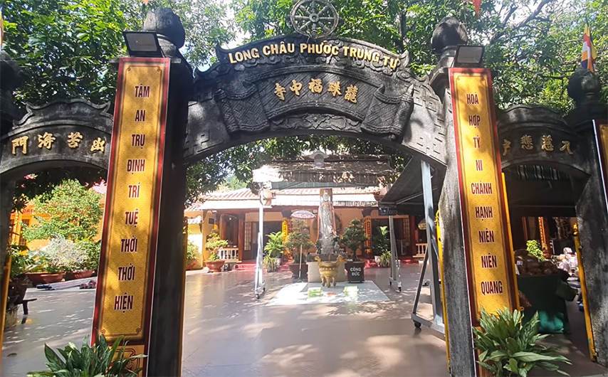 Đường dẫn từ cổng vào chùa Long Châu Phước Trung (Tây Ninh) 