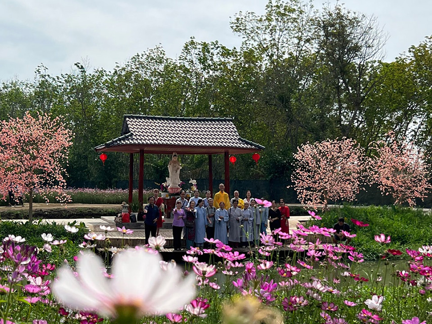 Khuôn viên tràn ngập cây xanh và hoa tại chùa Tây Pháp 