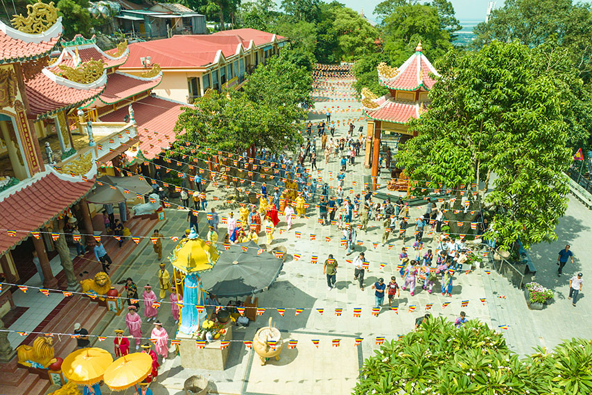 Quảng cảnh nhộn nhịp tại chùa Linh Sơn Tiên Thạch Tự vào mùa lễ hội