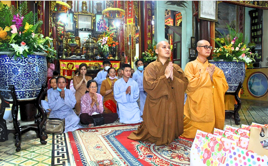 Du khách có thể tham gia các hoạt động tâm linh tại chùa Phước Lưu
