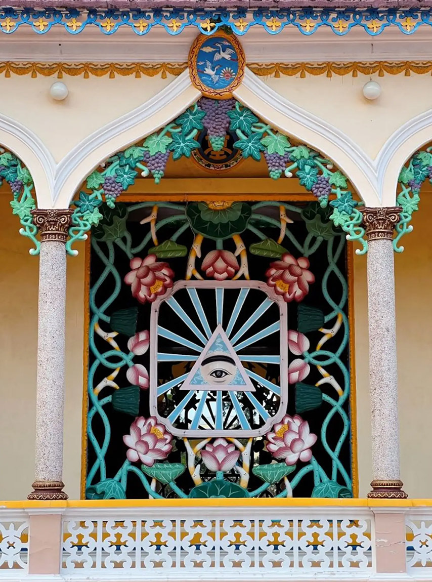 Kiến trúc độc đáo tại Toà thánh Tây Ninh với hoạ tiết trang trí hoa 