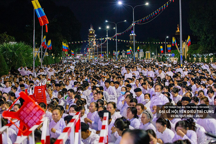 Nhiều đoàn khách “áo trắng” về dự Hội Yến