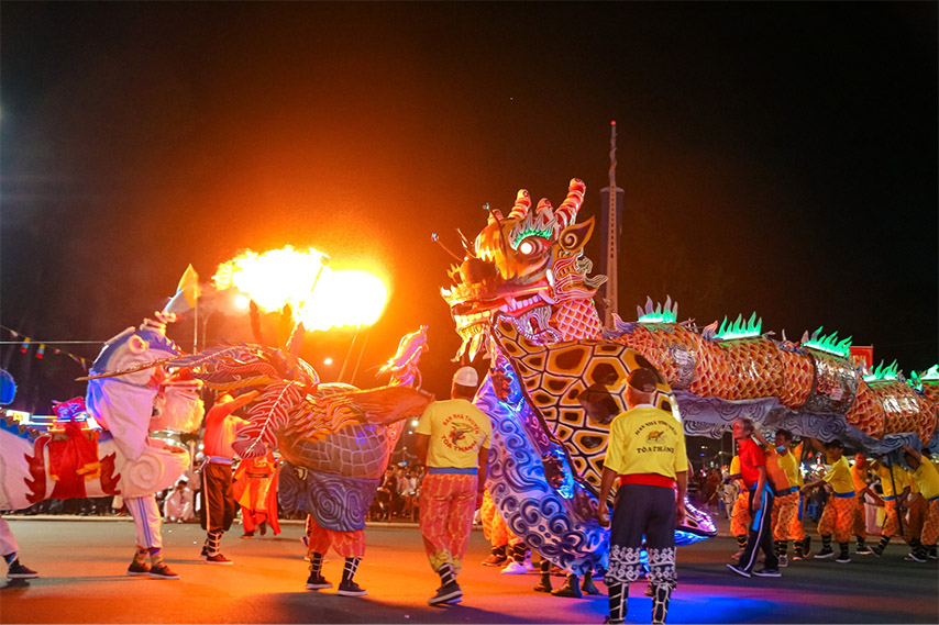 Phần trình diễn Rồng Nhang phun lửa thu hút nhiều khách du lịch 