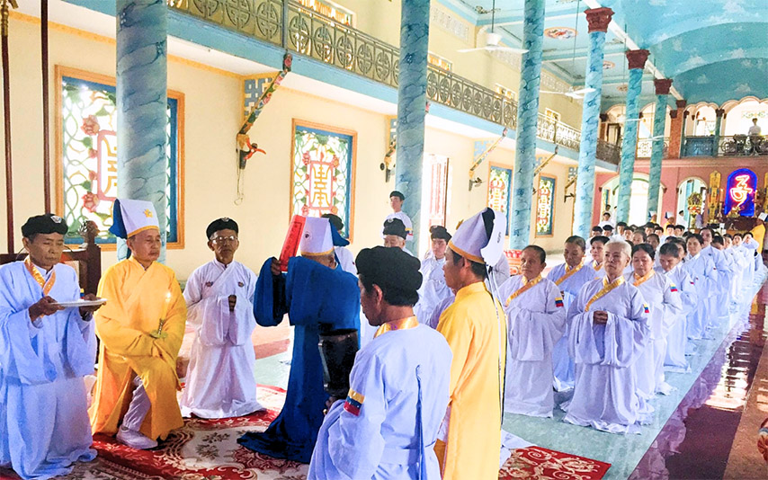 Các tín đồ tiến hành cúng lễ Đại đàn vía Đức Phật Quan Âm