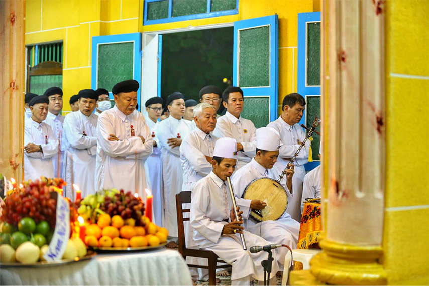 Con dân đạo giáo khoanh tay hành lễ trong điệu nhạc bát âm 