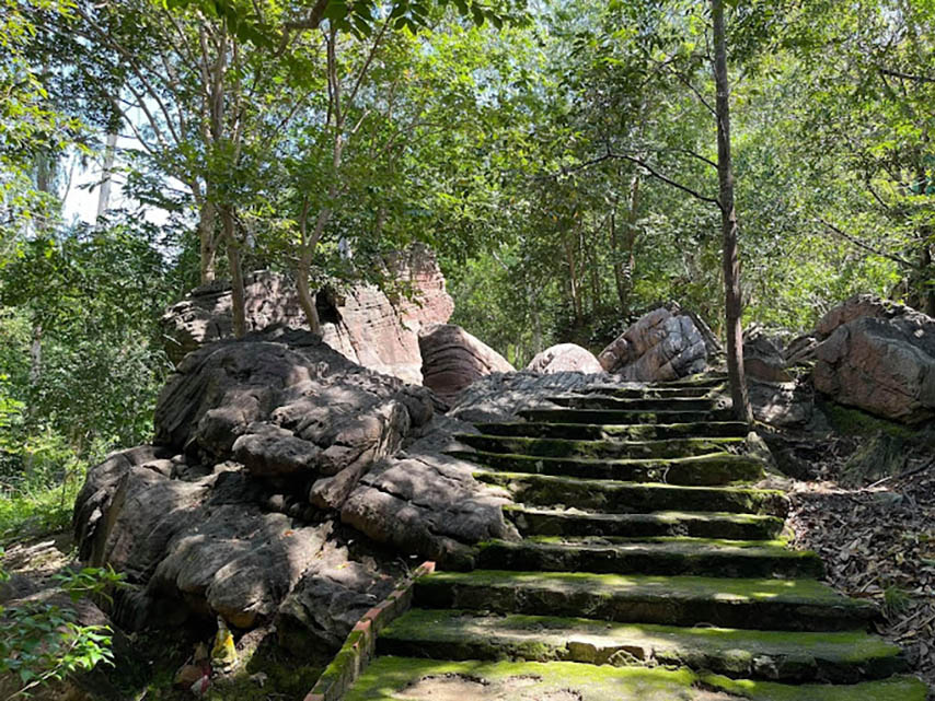 Các bậc tam cấp phía sau chùa Thái Sơn núi Cậu