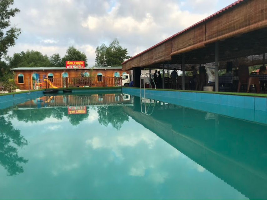 Nhà hàng An Tâm có khu bể bơi rộng rãi