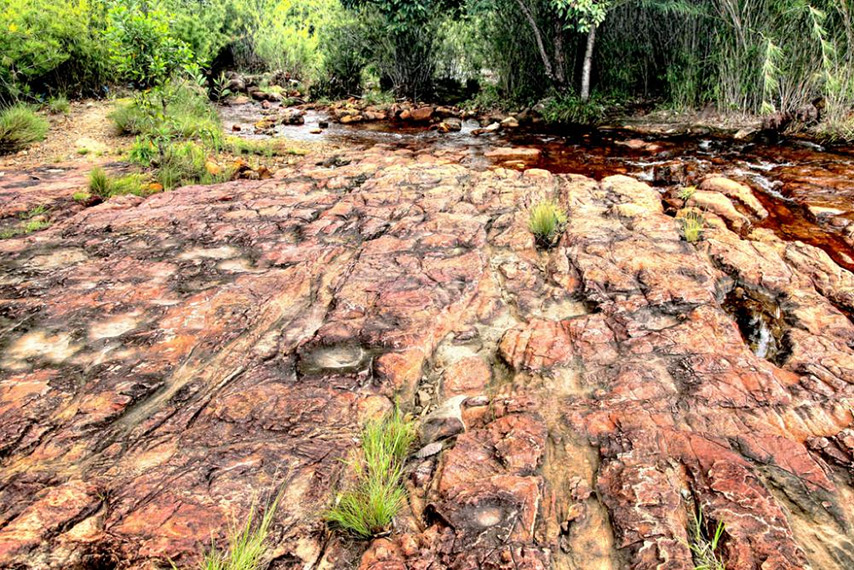 Bãi đá rộng với hình thù đặc biệt tại suối Trúc hồ Dầu Tiếng