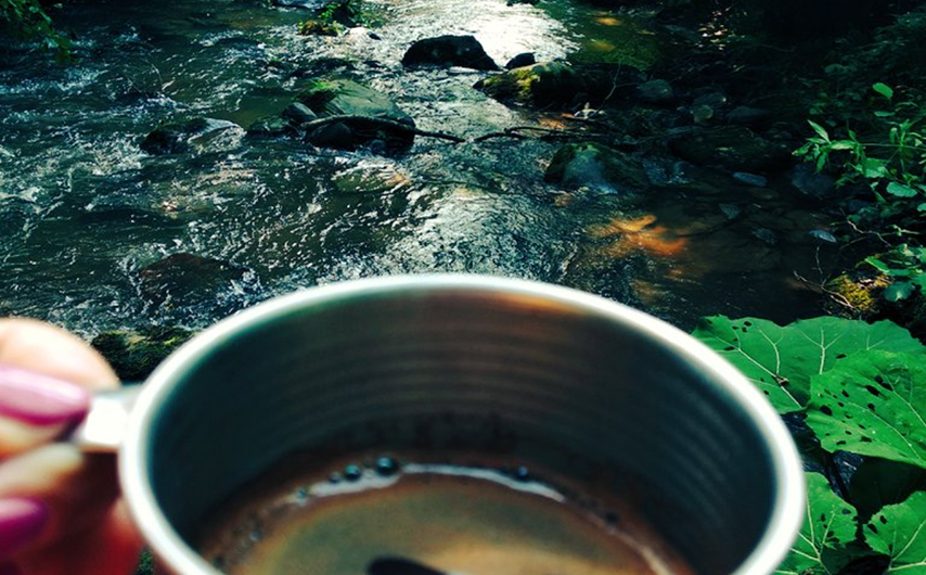 Bạn có thể trải nghiệm cảm giác nhâm nhi ly cà phê tại suối Trúc