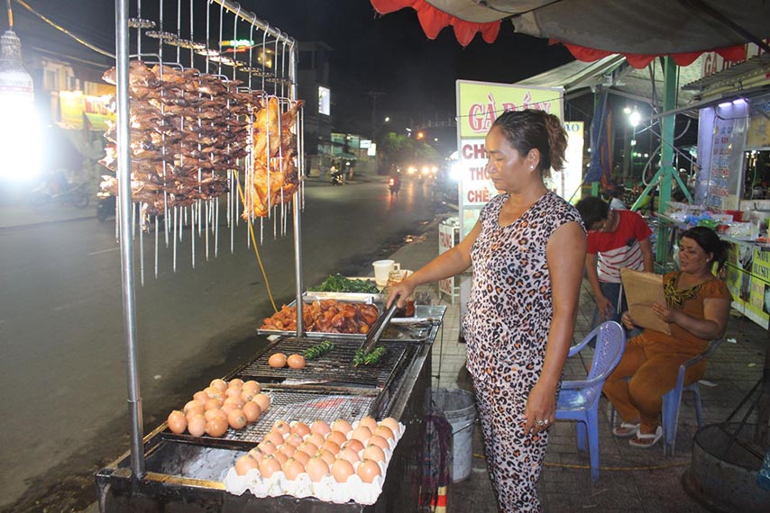 Quầy bán đồ xiên nướng tại phố ăn đêm Tây Ninh