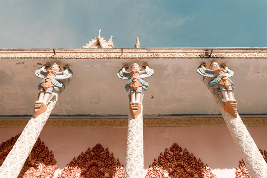 Hình ảnh chim thần Garuda đỡ mái chùa Khmer Khedol 