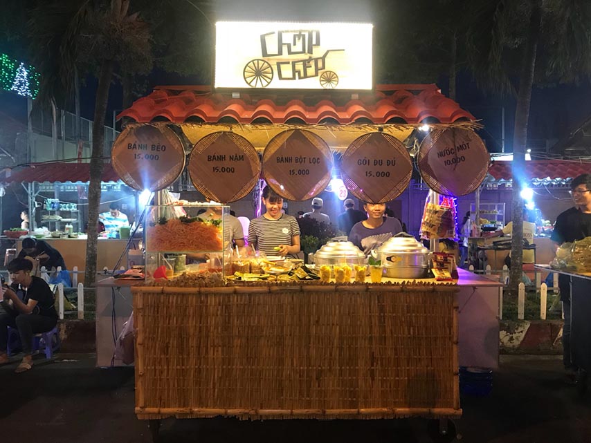 Tại chợ đêm Tây Ninh, có nhiều gian hàng lưu động nhỏ bán các món ăn đường phố nổi tiếng
