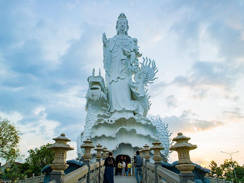 Bức tượng Bồ Tát Quan Thế Âm tại chùa Gò Kén 