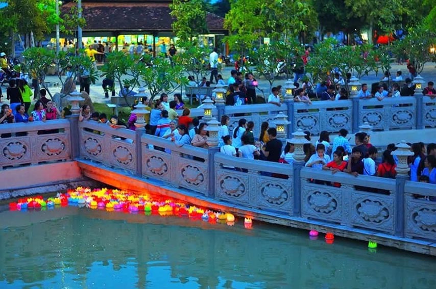 Hoạt động thả đèn hoa đăng tại chùa Gò Kén 