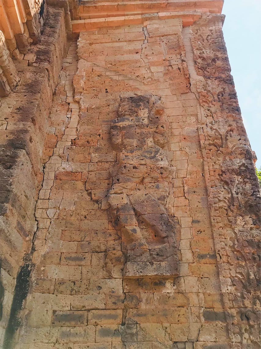 Cận cảnh một chi tiết chạm nổi hình thần linh trên tường Tháp Chót Mạt