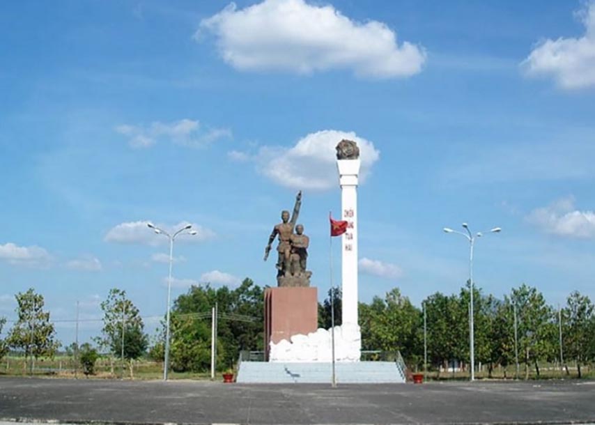 Tượng đài tưởng niệm ngoài trời tại Di tích Chiến thắng Tua Hai 