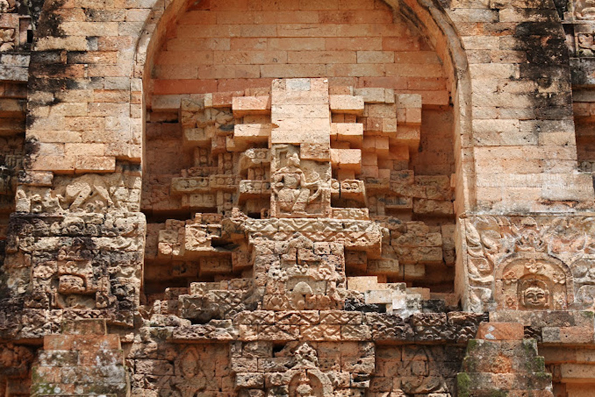 Lối chạm khắc nổi trên mặt tường ngoài của tháp Chóp Mạt 