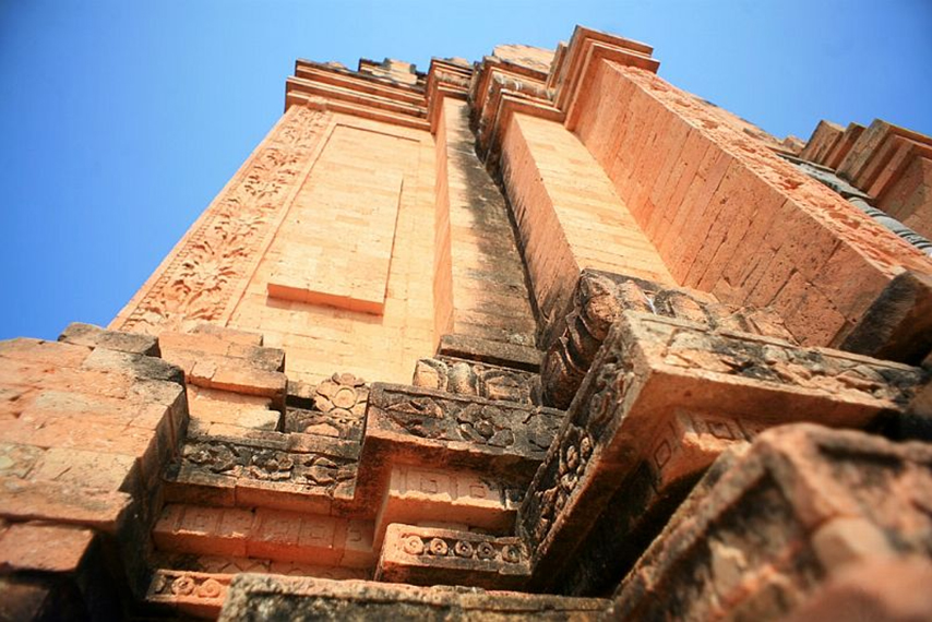 Hoa văn cổ xưa trên các cột tháp đã nhuốm màu thời gian 
