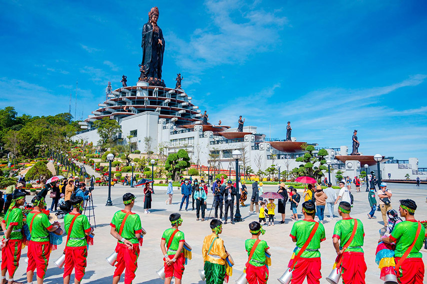 Đông đảo du khách đến thăm quan và chiêm ngắm tượng Phật 