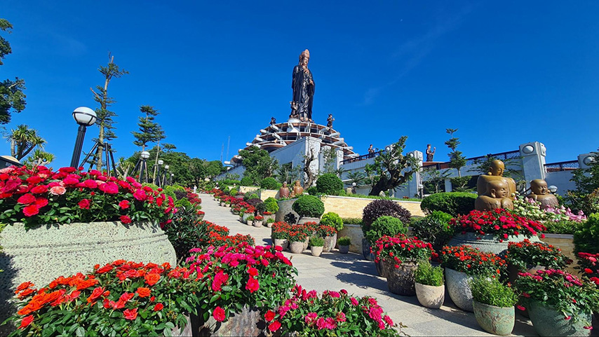 Tượng Phật Bà Tây Bổ Đà Sơn nhìn từ hướng nhà ga Tâm An