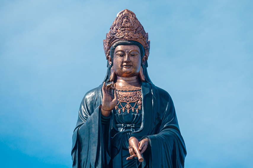 Cận cảnh gương mặt phúc hậu của bức tượng Phật bằng đồng