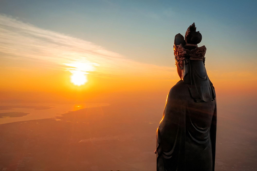 Hình ảnh Phật Bà hướng mắt về phía mặt trời 