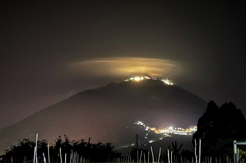 Hiện tượng mây dạ quang sáng rực tại núi Bà đêm ngày 13/02/2023