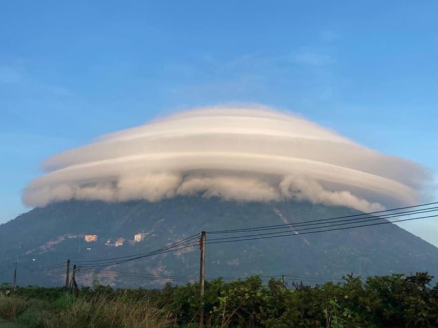 Hiện tượng "dĩa mây" kỳ lạ trên núi Bà Đen ngày 24/11/2022 
