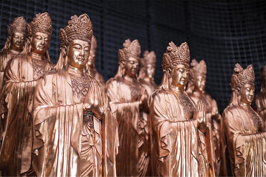 Các pho tượng Quán Thế Âm được trưng bày tại đại sảnh 