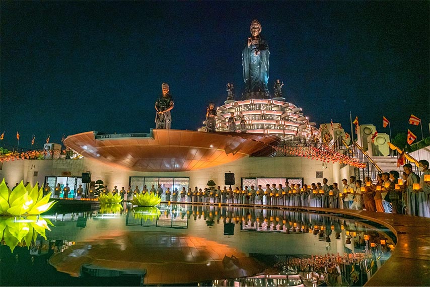 Không khí linh thiêng dưới chân tượng Phật Bà vào đêm lễ vía Quán Thế Âm