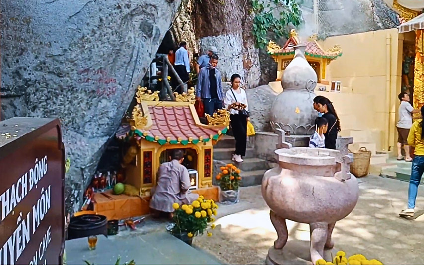 Khung cảnh chùa Hang Tây Ninh