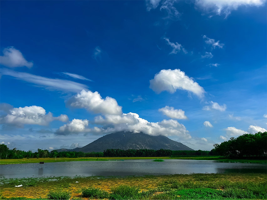 Nhiều du khách lựa chọn núi Bà Đen Tây Ninh là địa điểm săn mây 