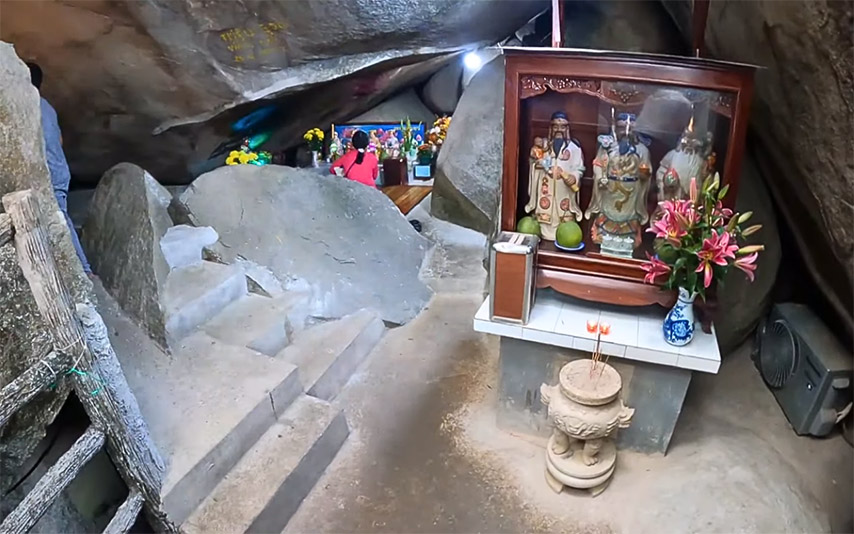 Bàn thờ ba ông Phúc - Lộc - Thọ nằm ngay gần cửa hang đá
