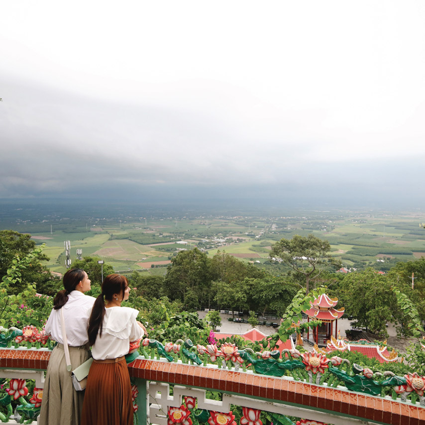 Du khách ngắm nhìn cảnh sắc núi Bà từ vọng gác tượng Phật